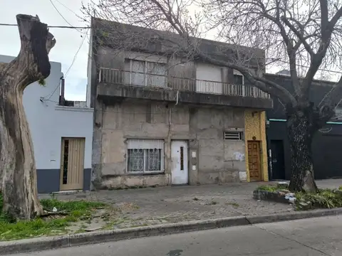 Casa 8 ambientes con 2 baños