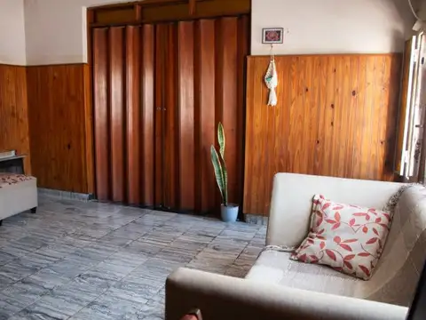 VENTA CASA 3 DORMITORIOS + COMODÍN CASTELLANOS 1730