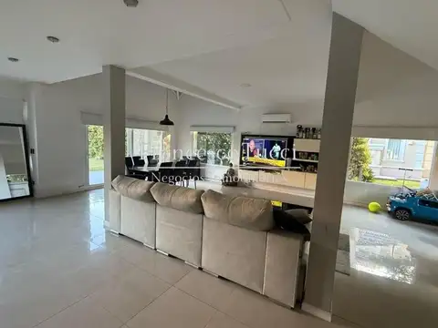Casa en Venta con 2 cocheras