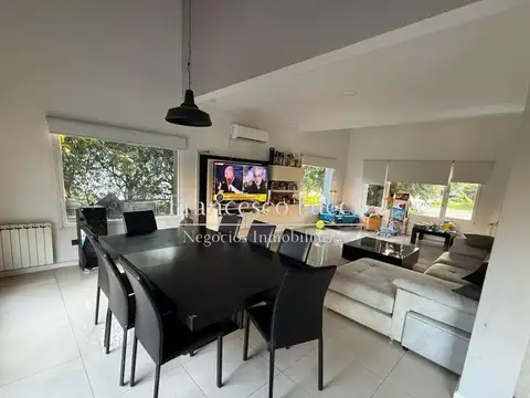 Casa 4 ambientes con 2 baños