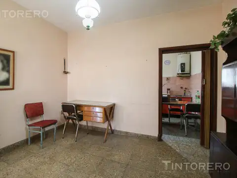 Casa en venta de 3 ambientes más depto. de 2 ambientes con parque y patio en Morón.