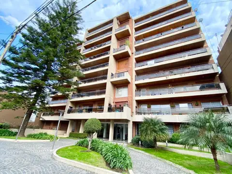 Departamento 2 ambientes con cochera en excelente ubicación.