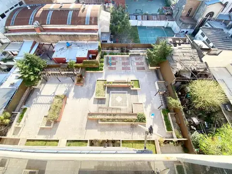 Departamento 2 ambientes con cochera en excelente ubicación.