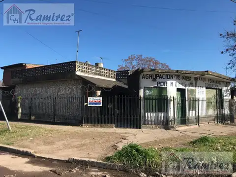 Casa 3 Amb. En Venta, con Local. Sobre Av. Principal - Moreno
