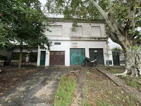 CASA EN 2 PLANTAS CON LOCALES Y FONDO LIBRE