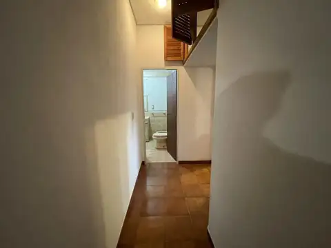 CASA EN 2 PLANTAS CON LOCALES Y FONDO LIBRE