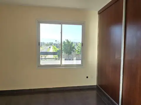 Casa 6 ambientes con 2 baños