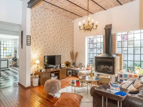Casa de diseño completamente remodelada, con cochera, patio con parrilla y terraza