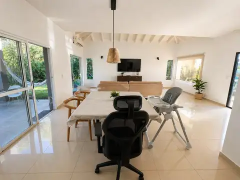 Casa 5 ambientes con 3 baños
