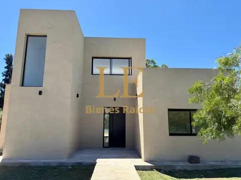 Casa en Venta con 3 cocheras