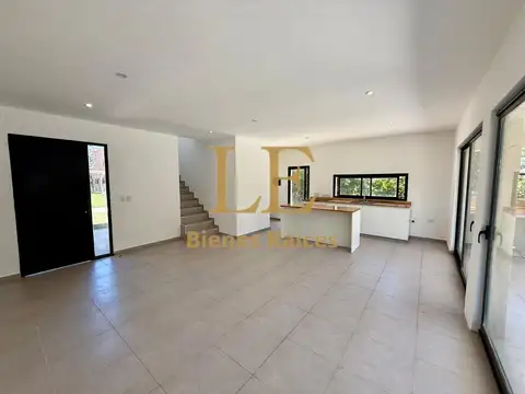 Casa en Venta con 3 cocheras
