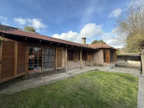 Excelente casa de 5 ambientes con quincho, pileta y parque