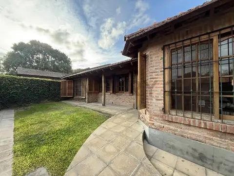 Excelente casa de 5 ambientes con quincho, pileta y parque