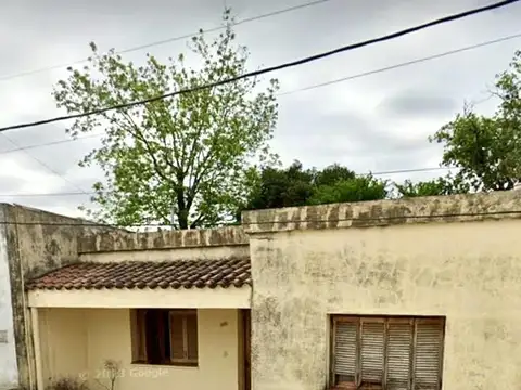 CASA CENTRICA SOBRE LOTE PROPIO DE 792m2, IDEAL INVERSOR, 3 AMBIENTES