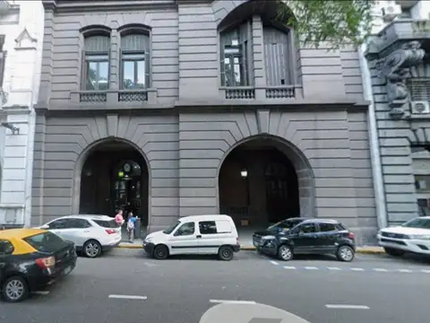 Oficina en venta, edificio emblemático, a pasos de Plaza de Mayo
