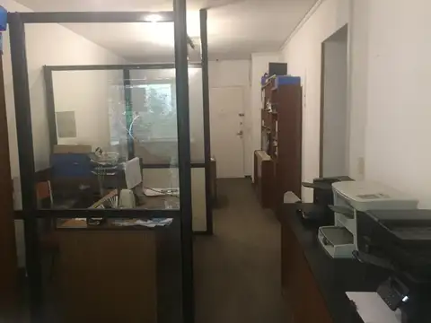 HERMOSO Y MUY AMPLIO 135 M2  OFICINA / DEPTO.   6 AMB  CON PATIO/TERRAZA PROPIA