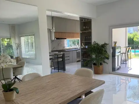 Casa 5 ambientes con 3 baños