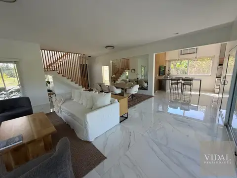 Casa en Venta con 4 cocheras