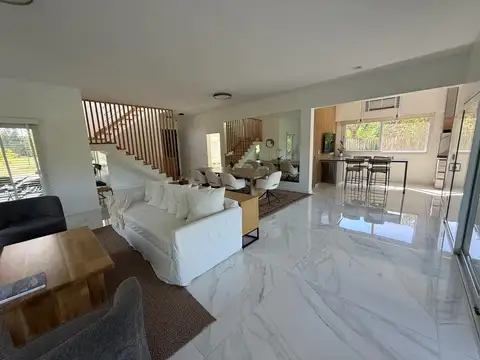 Casa en Venta con 4 cocheras