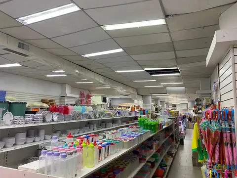 Excelente local en Avenida Centrica