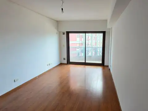 HERMOSO SEMIPISO 2 AMBIENTES AL FRENTE CON BALCÓN