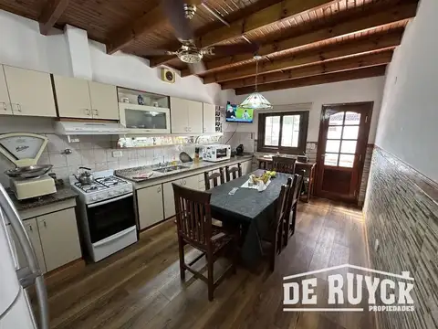 Casa 4 ambientes con 2 baños