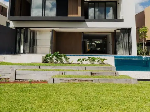 Casa en Alquiler con 2 cocheras