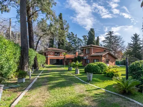 VENTA CASA EN BARRIO EL CAZADOR. 4 DORMITORIOS, DOS EN SUITE , 3 BAÑOS, GRAN PARQUE Y PISCINA