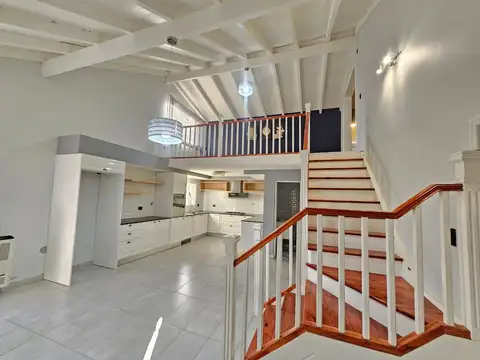 Casa en Alquiler con 1 cochera