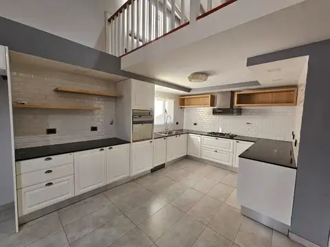CASA EN ALQUILER CON PILETA - PLOTTIER