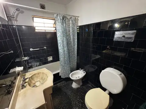 Casa 5 ambientes con 2 baños