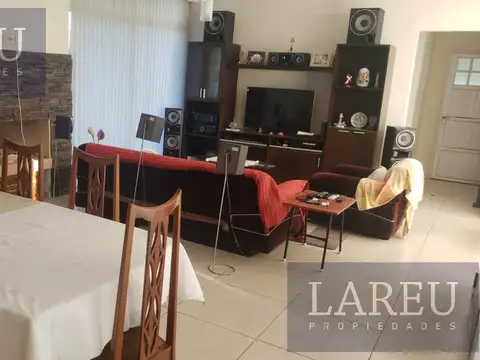 Casa 5 ambientes con 3 baños