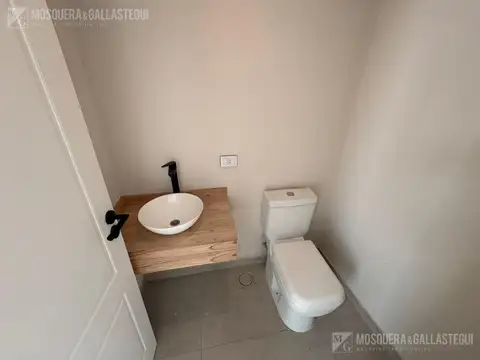 Casa 5 ambientes con 3 baños