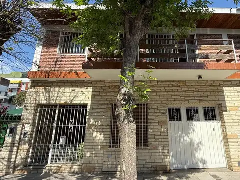 Excelente Chalet 5amb con 2 Galpones y Oficina