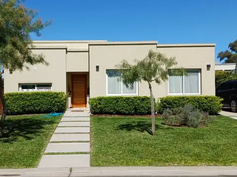 CASA EN VENTA EN SANTA EENA - PILAR DEL ESTE