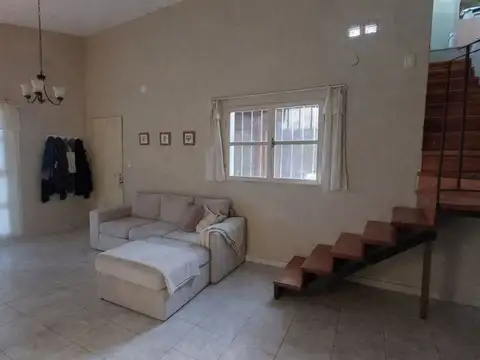 Casa 6 ambientes con 2 baños