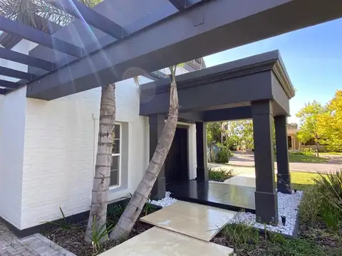 Casa 6 ambientes con 4 baños