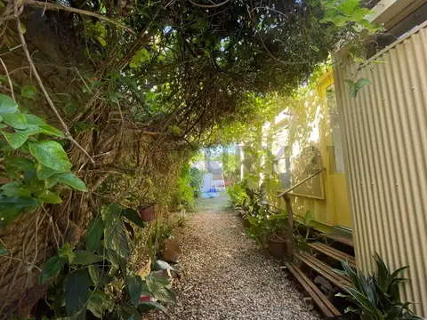 Lote con casa Container en Los Hornos