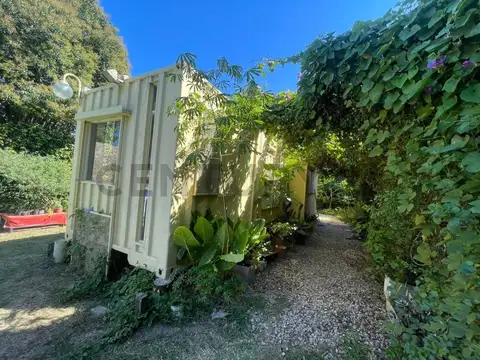 Lote con casa Container en Los Hornos