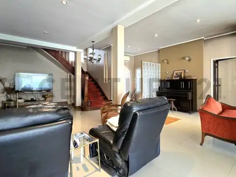 Casa en Venta con 4 cocheras