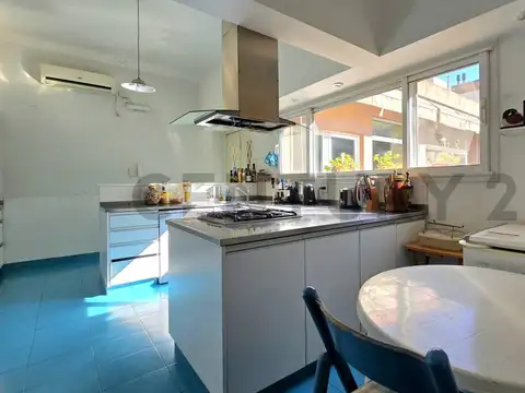 VENTA CASA 6 AMBIENTES  CON GRAN PARQUE EN  VILLA BALLESTER