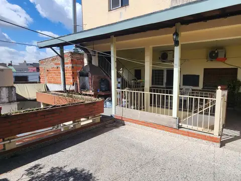 Casa en Venta con 3 cocheras