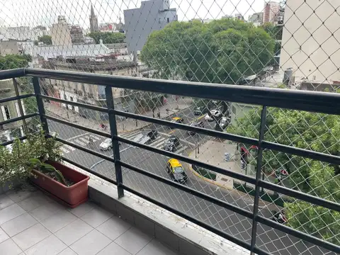 3 ambientes al frente con balcón, Cochera y Baulera