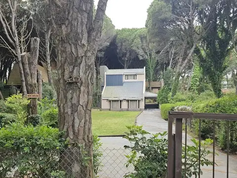 De los Langostinos e/ Avenida del Valle Fértil y Enrique Shaw Golf