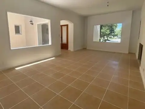 Casa 5 ambientes con 4 baños