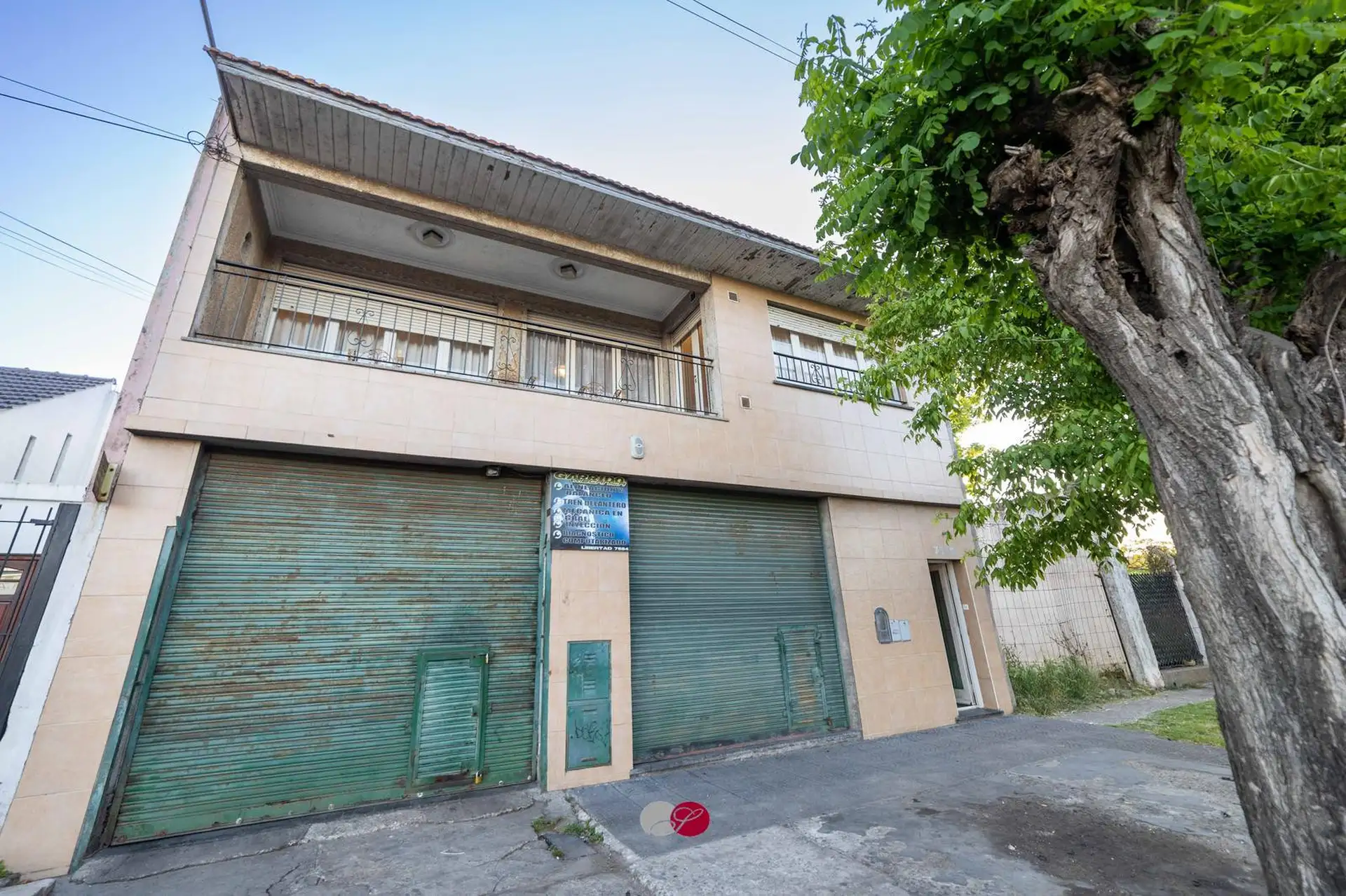 Departamento con locales - Zona Libertad