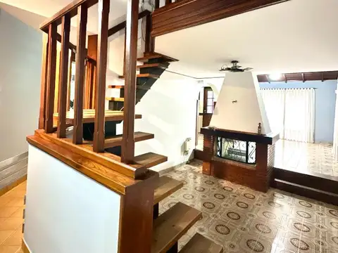 Casa en Alquiler con 3 cocheras