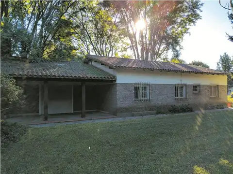 Casa 8 ambientes con 2 baños