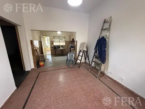 Venta casa 3 ambientes con cochera y local en Wilde