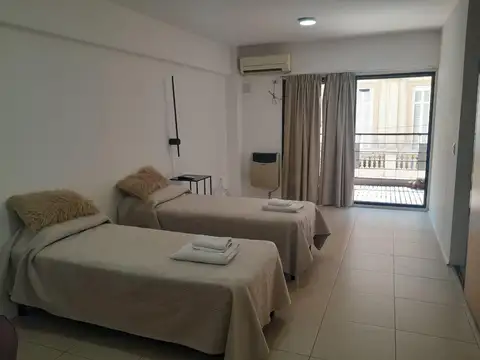 Depto de 1 ambiente y medio con balcón. 44m2 totales.